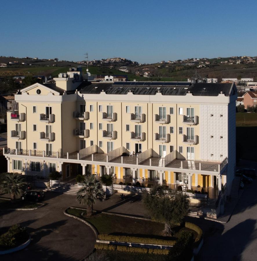 Hotel Concorde Sant'Egidio alla Vibrata Εξωτερικό φωτογραφία